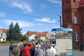 Участники у стенда об истории Даркемена