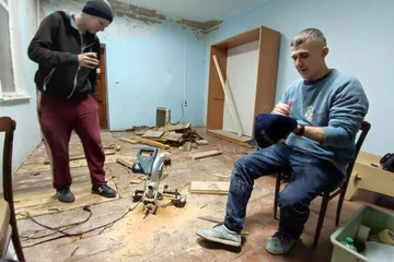 Ремонт пола в одном из помещений «Крупорушки»