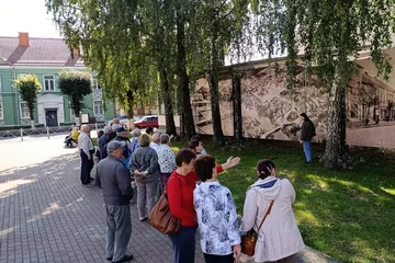 Экскурсия у стены с фотографиями довоенного Даркемена